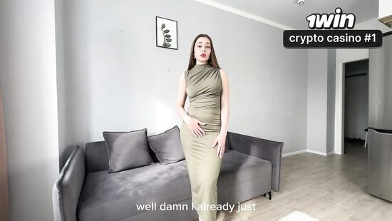 Красивое платье, да и трусики не просвечивает