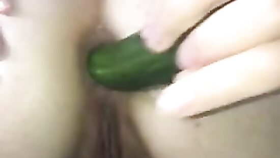 Анальный фистинг огурцом!