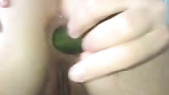 Анальный фистинг огурцом!