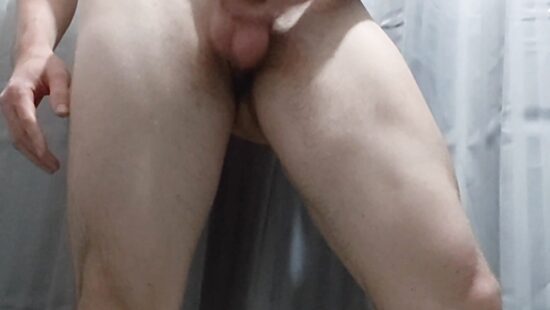 Атлетичный парень надрачивает свой член