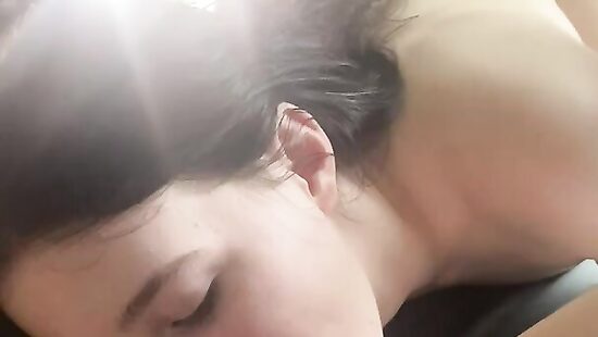 Лампа заслепила так, что дала подруге полизать