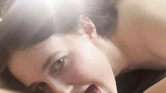 Лампа заслепила так, что дала подруге полизать