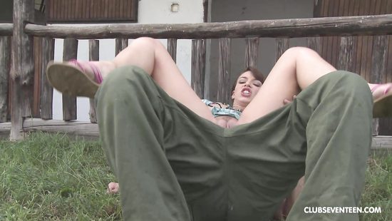 Сельская девка отдается в жопу фермеру