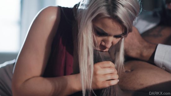 Костюмерша после фотосессии пригласила в гости черного самца с огромным членом