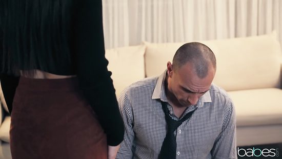 18тилетняя брюнетка разводит мужика на измену