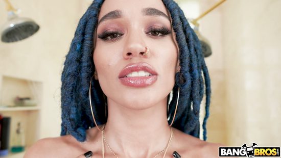 Не получив оргазма от мастурбации, шлюшка использует член своего парня