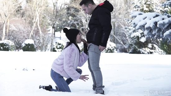 Помогла парню согреться в двадцатиградусный мороз при помощи минета и анала