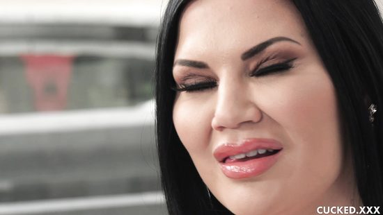 Никчемный муж смотрит как дальнобойщик грубо ебет его супругу