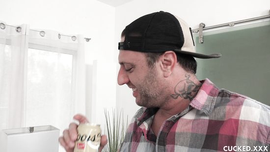 Никчемный муж смотрит как дальнобойщик грубо ебет его супругу