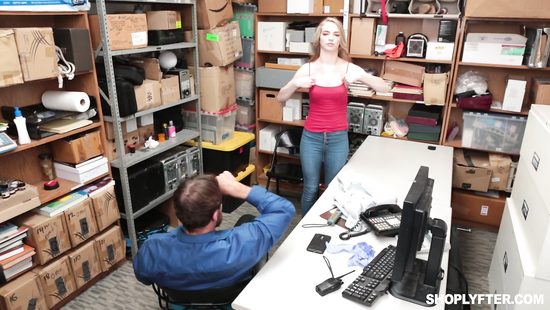 Поймал красотку на воровстве и наказал в комнате охраны