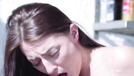 Подружки ласкают друг дружку на кухне, готовя праздничный ужин