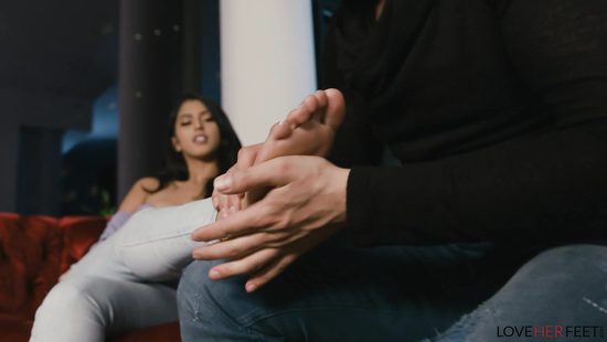 Гостеприимный сосед сделал массаж ступней и вылизал попку и киску красотке